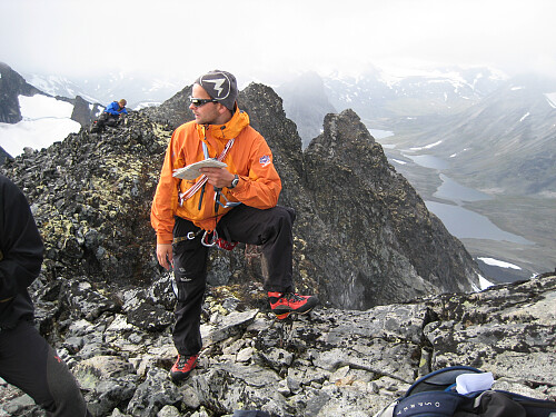 Føreren vår Magnus på toppen med Vesttoppen og Nødre Semelholstind i bakgrunnen