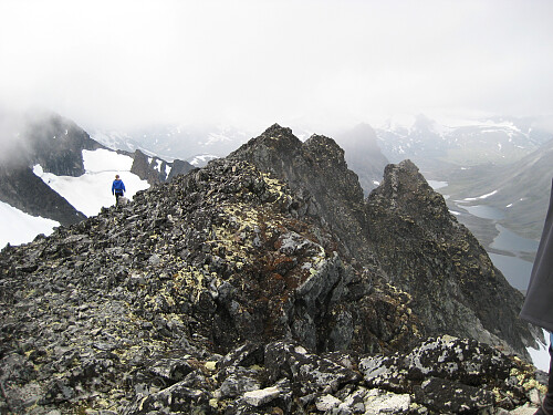 Mot vesttoppen og Nørdre Semelholstind. Foto mot vest