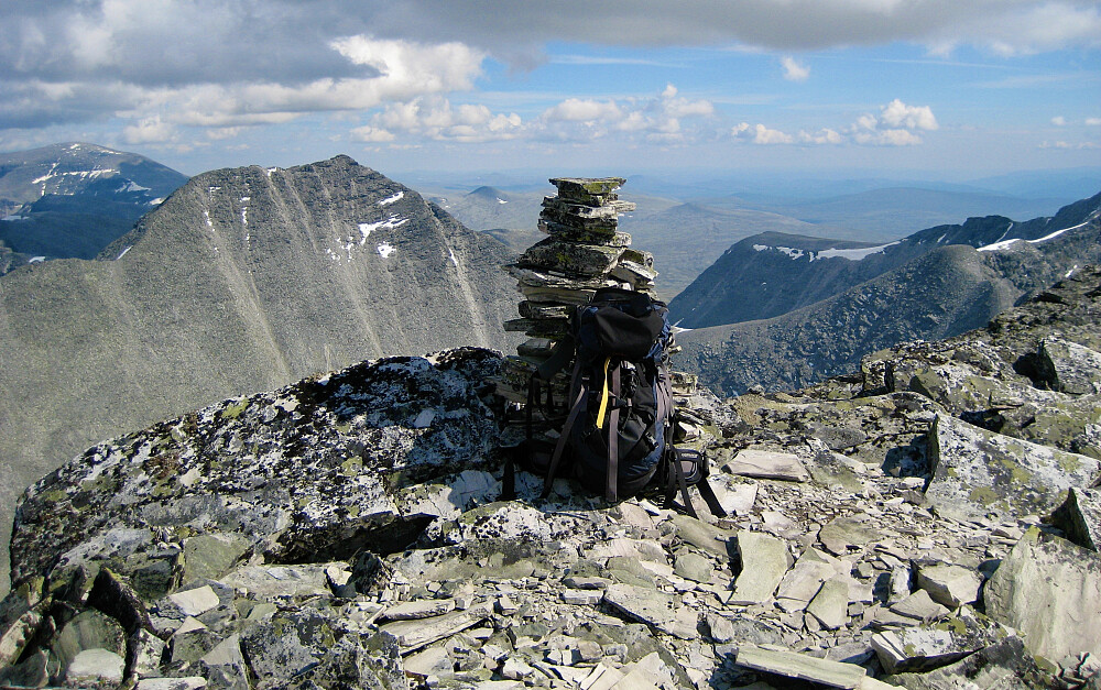 Varden på Trolltinden. Foto mot sørøst. Storsmeden mot venstre