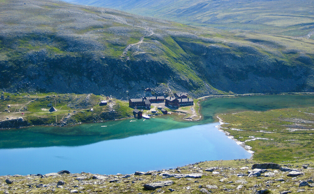 Tilbakeblikk mot Rondvassbu fra oppe i bakkene i vest