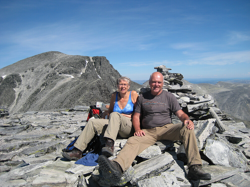 Astrid og meg på Vinjeronden. Rondslottet i bakgrunnen.