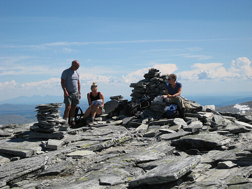 Roald og Elisabeth fra Gol og Astrid ved varden på Vinjeronden