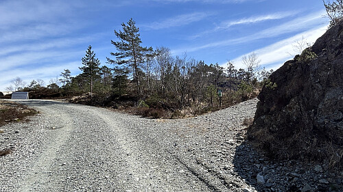 Ta av her mot høyre til privat hytte Brekkestøl