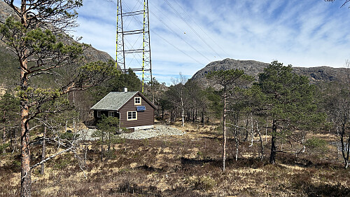 Fra Brekkestøl går det svak sti et stykke vestover mot Trollhaugen