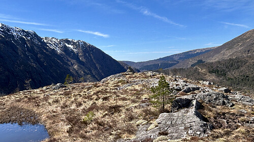 Varden kommer til syne. Foto mot vest.