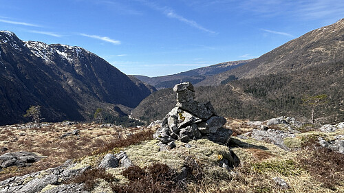 Varden. Foto mot vest.