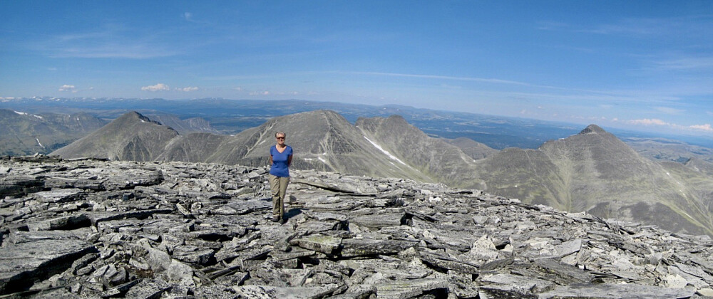 Panorama mot nord fra Rondslottet. Fra venstre Digerronden, Midtronde-toppene og Høgronden
