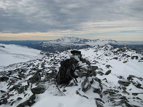 Den bekjedne varden på Hurrbreatinden kl 1255. Foto mot Skagastølstindene i vest