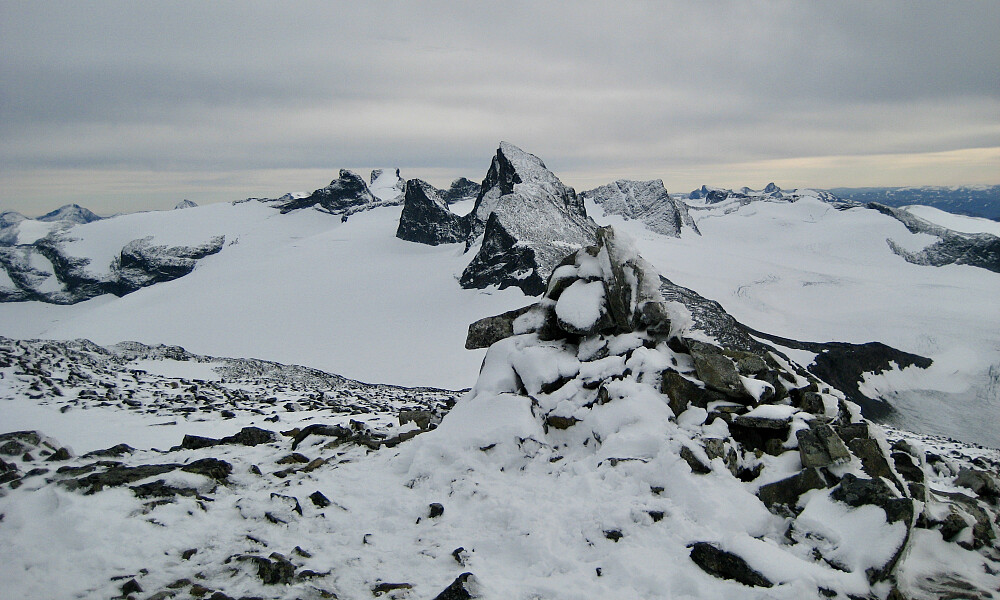Varden på Veslbreatinden. Utsikt mot Smørstabbtindane