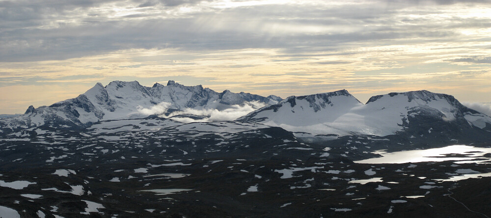 Panorama mot vest med toppene fra Gjertvasstind (venstre) Styggedalsrggen, Sentraltind og Skagastølstindane til Fannaråki og Steindalsnosi mot høyre