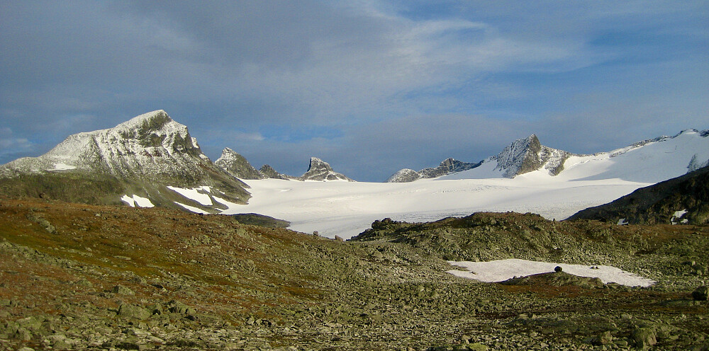 Smørstabbtindane sett fra området nær Leirvatnet 1682 på returen. Store Smørstabbtind til venstre, Kniven, Sokse, Veslebjørn og Skeie mot Kalven.