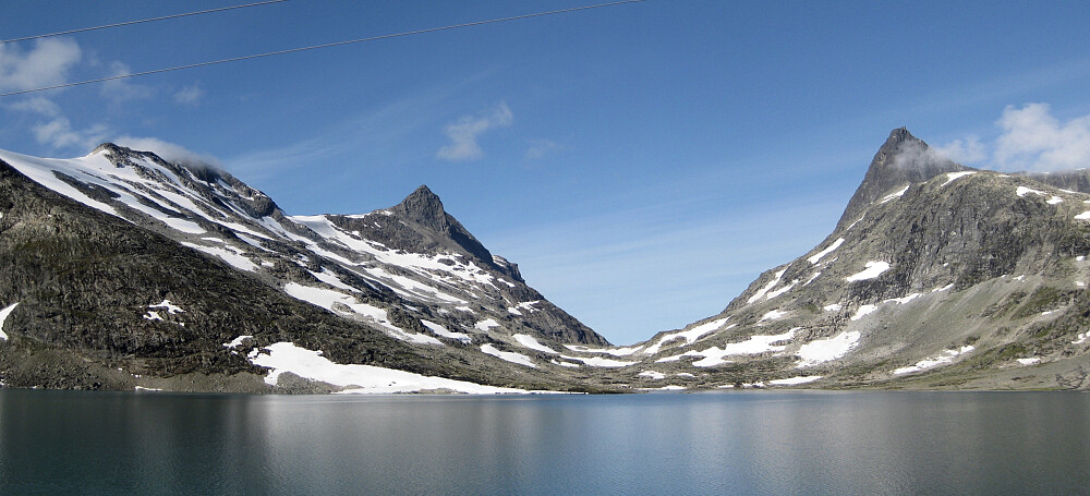 Den nydelige panoramautsikten mot Koldedalstinden, Hjelledalstinden og Falketind med en liten tåkedott rundt toppen før turstart ved Koldedalsvatnet