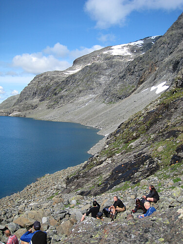 Ved Andrevatnet. Kort pause før det begynner å bli bratt!
