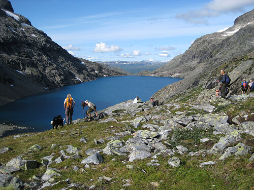 Langs Andrevatnet. Foto mot vest