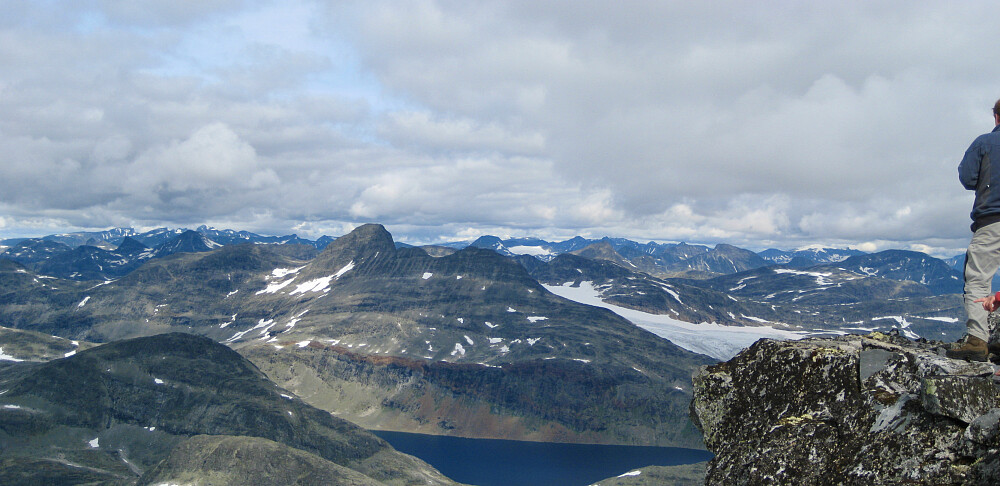 Panorama mot Uradalsvatnet 1314 med med Uranostindene og Uranosbreen mot høyre