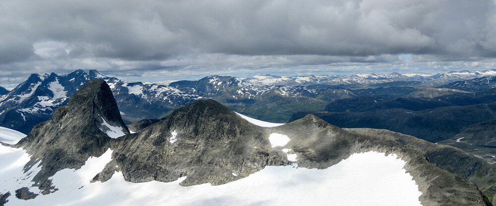 Panorama mot Stølsnostinden, Midtre og Austre Stølsnostinder og Stølsnosbreen