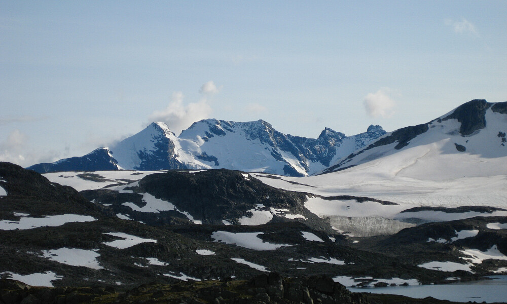 Sognefjellet med den flotte fjellrekken med Gjertvasstind (venstre), Styggedalsryggen, Sentraltind og Store Skagastølstind