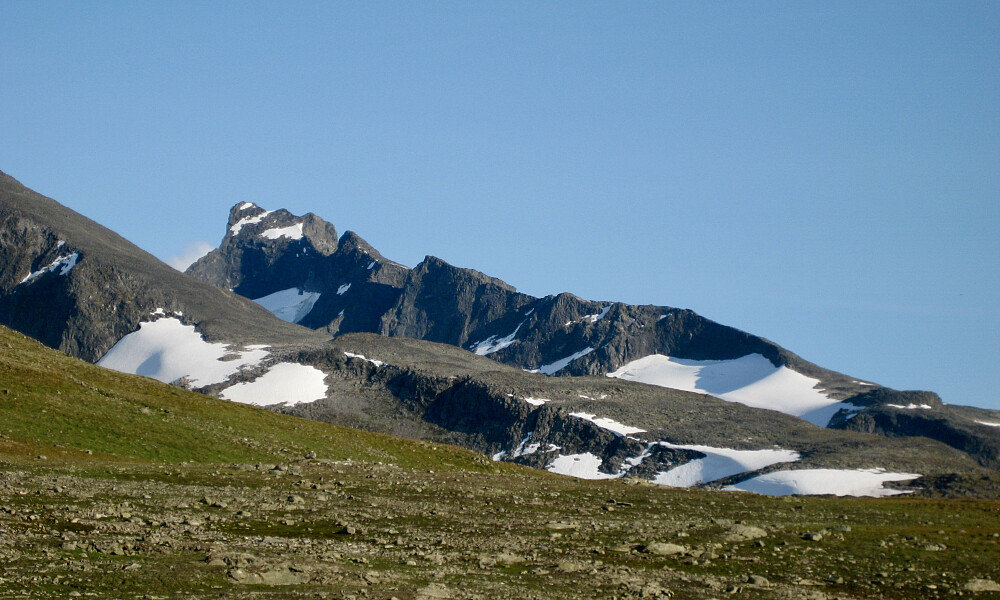 Hele rekken av Austanbotstinder fra Tindevegen