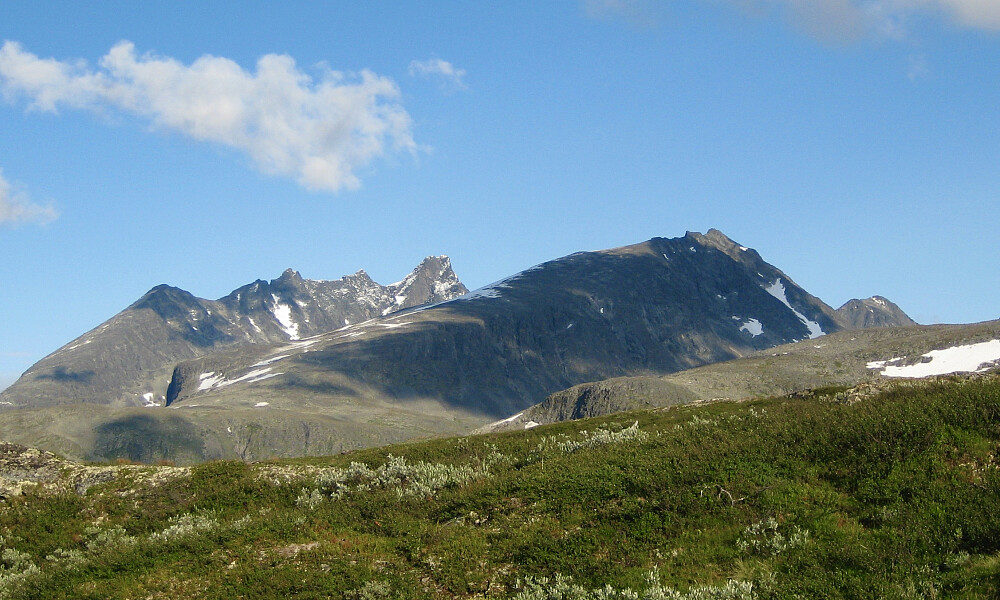 Skagastølsryggen fra Nørdre til venstre og Storen. Dyrhaugsryggen og tindene litt i skyggen mot høyre