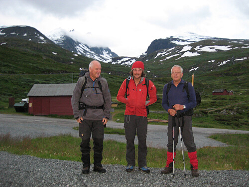 Sverre Hjelmeland i midten, Leif Havelin til høyre og jeg klar for tur til Storen. Foto: Astrid