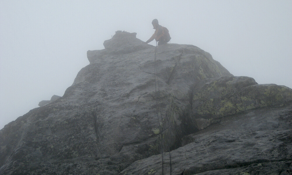 Sverre på toppen sikrer med tau