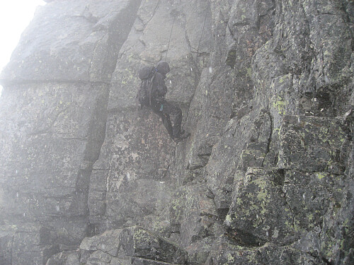 Knut på vei ned fra Storen. Foto: Leif