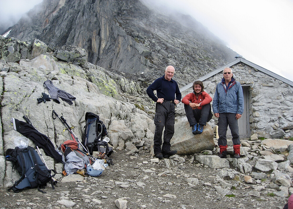 En glad og lykkelig gjeng nede igjen ved Hytta på Bandet