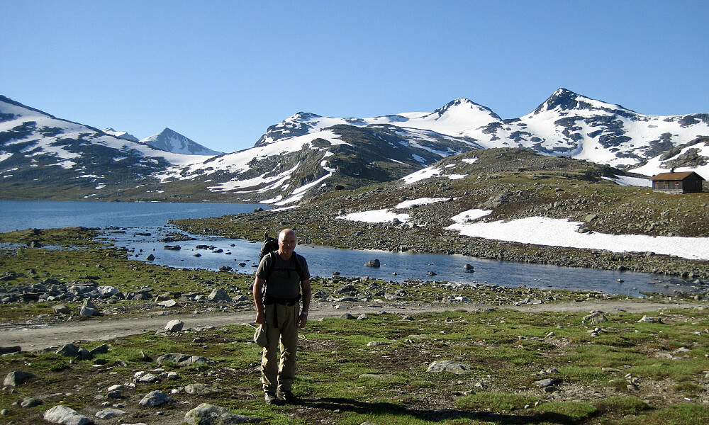 Praktfull sommermorgen ved Leirvassbu. Dagens turmål Høgvagltindane i bakgrunnen mot høyre. Foto: Astrid