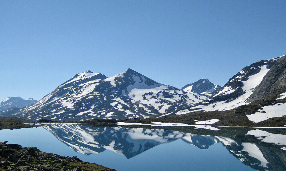 Utsikt ØSØ mot Skardalseggje og Store Rauddalseggje (mot høyre) fra 1445-vannet