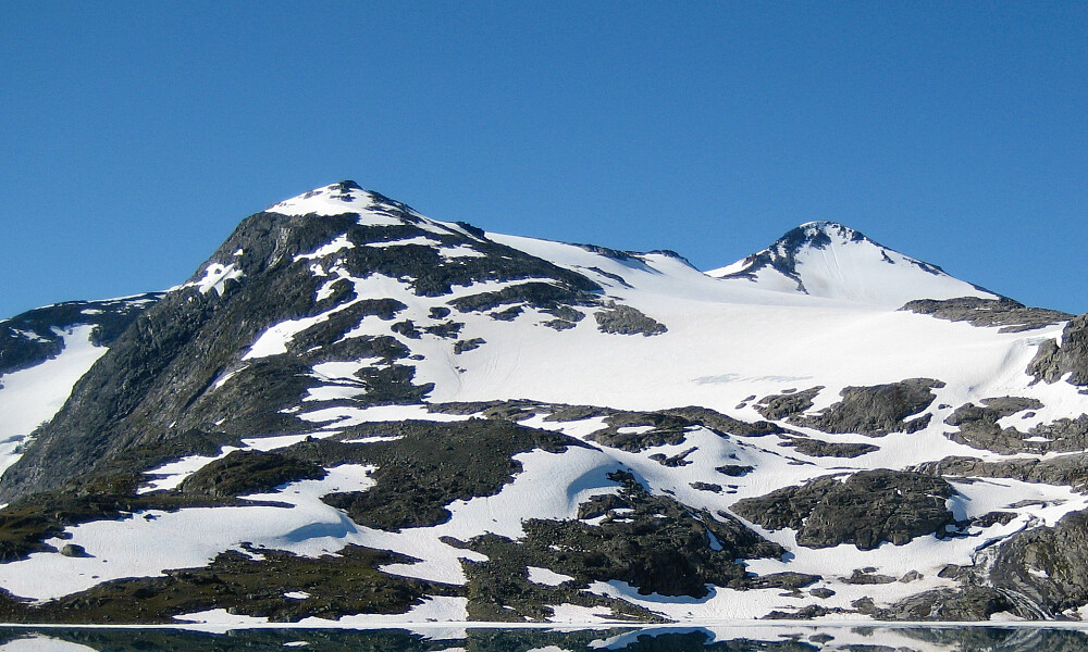 Høgvagltindane. Nordryggen opp mot Austre 1916 moh til venstre, Midtre 2006 mot høyre. Høgvaglbreeen nordre del på høyre side av ryggen 