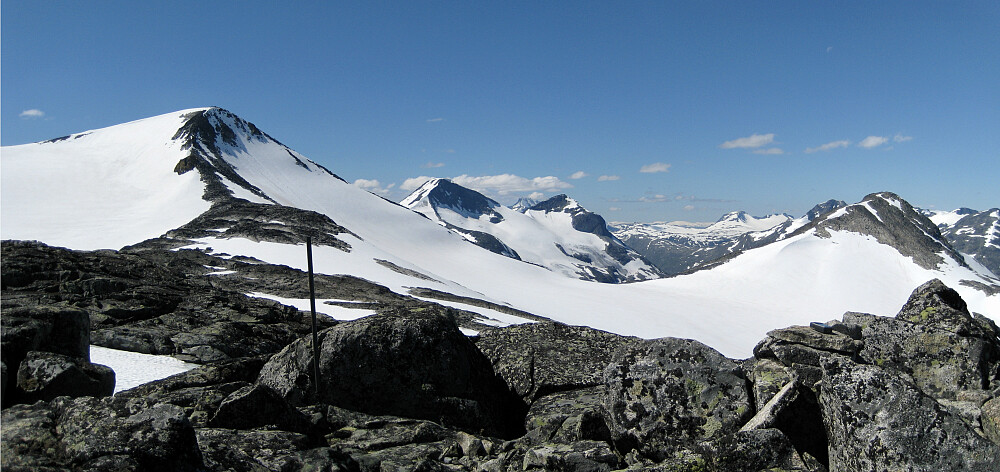 På Austre Høgvagltinden (jernstang). Midtre til venstre og Vestre til høyre. Rauddalstindane i midten i bakgrunnen 