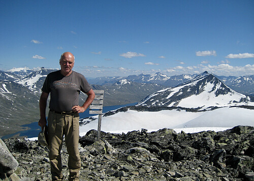 Knut på toppen av Midtre med trig-merke. Foto mot SØ. Skarddalstinden i bakgrunnen 