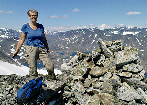 Astrid ved varden på Midtre Høgvagltinden. Utsikt mot nord