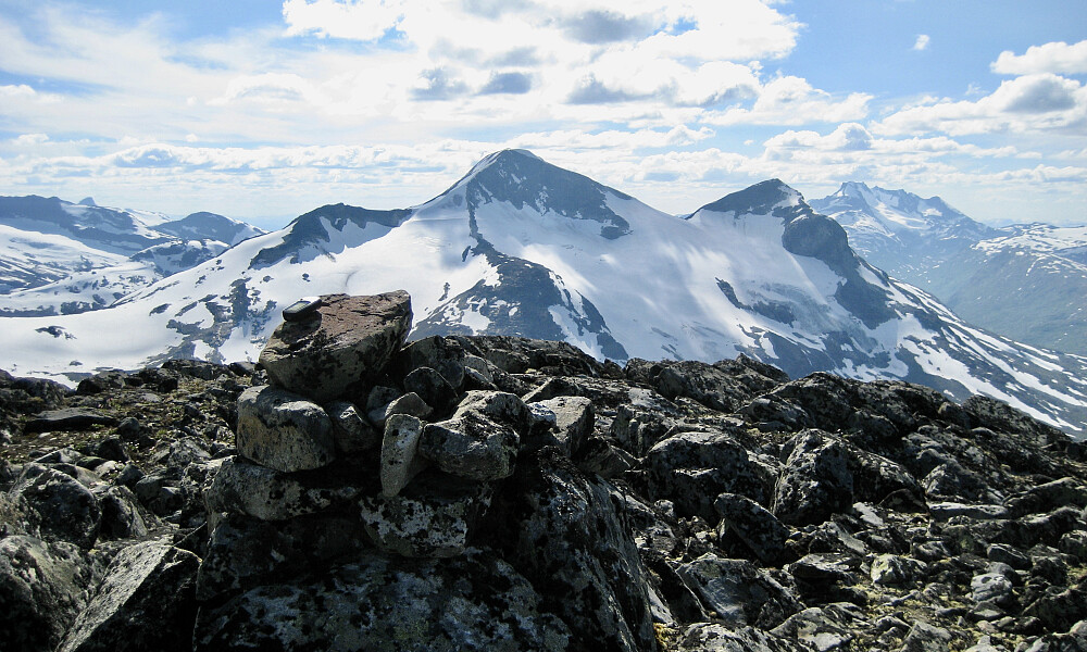 Varden på Vestre Høgvagltinden. Utsikt vestover mot Rauddalstindane med Vestre mot høyre og Store mot venstre
