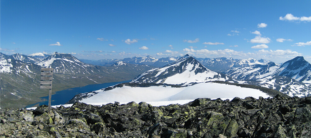 Panorama mot øst. Semeltinden 2237 og Langvatnet mot venstre. Skardalstinden 2100 midt og Store Rauddalseggje mot høyre