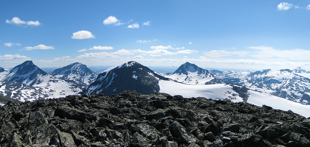 Panorama mot sør. Fra venstre Store Rauddalseggje, Snøholstinden 2141, Austre Rauddalstinden 2086 og Mjølkedalstinden 2138