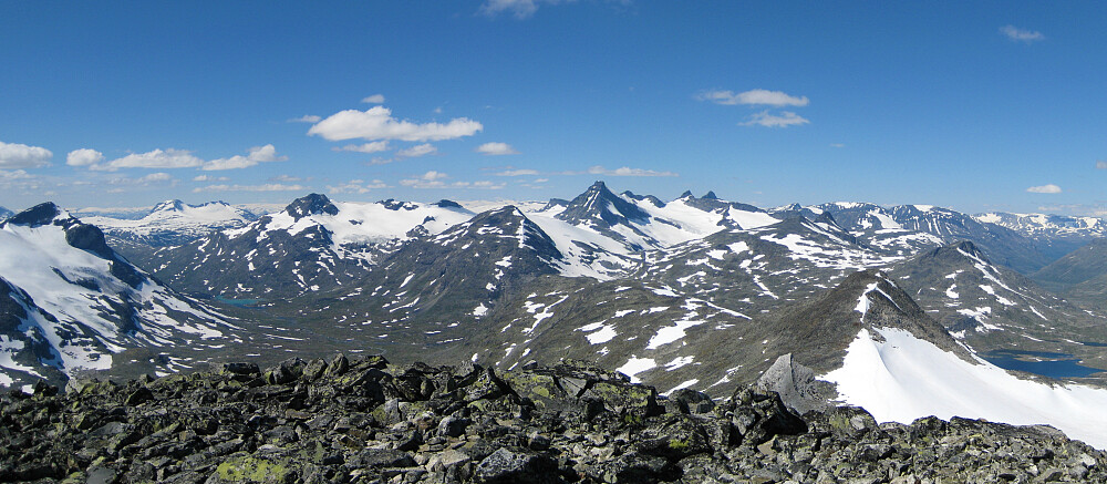 Panorama mot NV Smørstabbtindane med den karakteristiske profilen av Storebjørn i midten