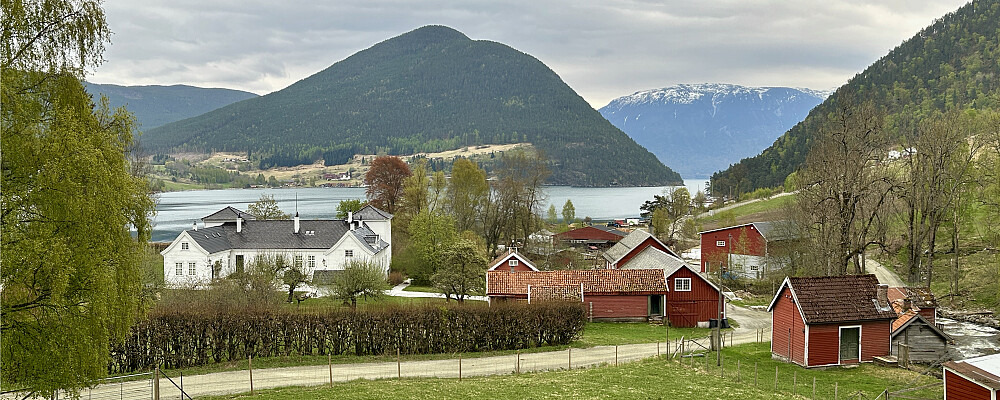 Kaupanger hovedgård fra 1851/52 har tilhørt familien Knagenhjelm siden 1710. Amleholten 508 ii bakgrunnen