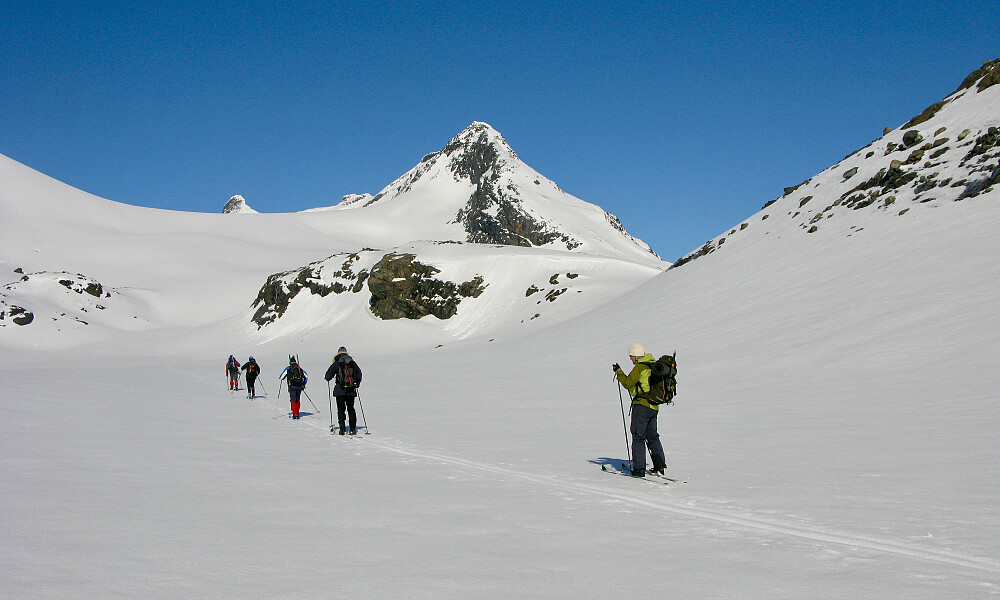 Vi nærmer oss Mjølkedalsbreen. Søre Sagi stikker opp som en liten pigg bak breen. Mjølkedalspiggen ruver mot høyre.