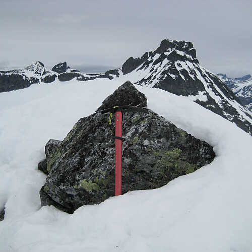 Nordtoppen på Søraustre Smørstabbtinden. Storebjørn i bakgrunnen. Foto mot nord.