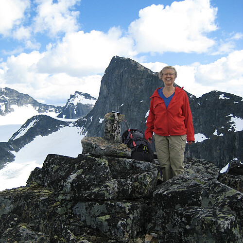 Astrid på Dumhøe 2181. Skardstinden i bakgrunnen
