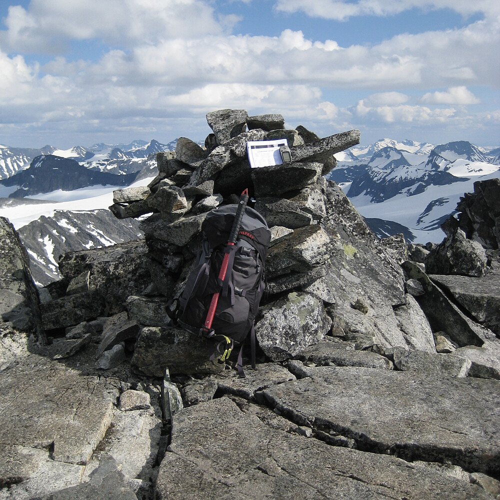 Oppe på toppvarden på Skardstinden 2373, meget godt fornøyd over å ha klart dette alene! Min GPS 32V 461082 6833568.