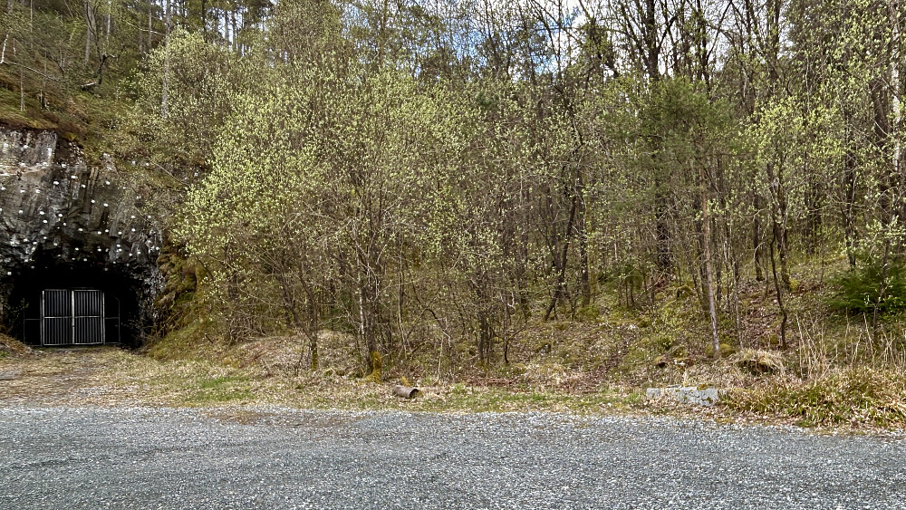 Parkering på Kolhushaugen. Stistart ved noen store, flate steiner mot høyre.