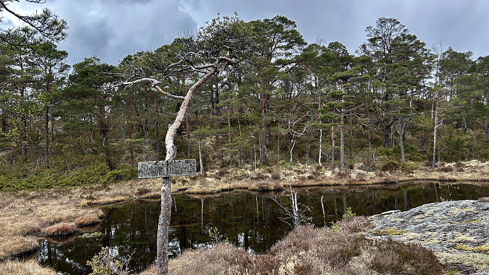 Gammelt skilt som viser grensen mellom Os og Bergen. Vardahauganen i bakgrunnen mot høyre