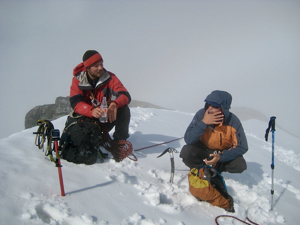 Sverre og Seth tar en velfortjent pause kl 0946 på toppen av Gjertvasstinden etter 6 timer på tur!