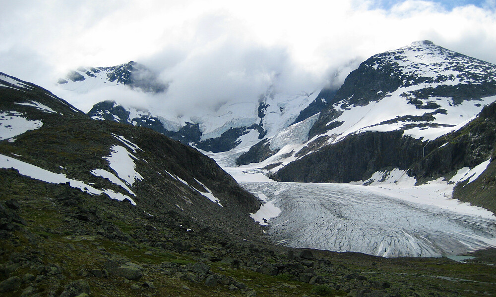 Nordlig del av Styggedalsbreen. Nordre Skagastølstind og Styggedalstindane i tåken i bakgrunnen. Foto kl 1336 på returen.