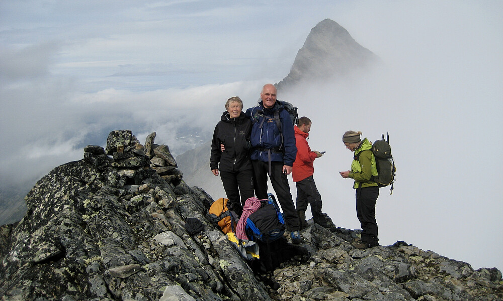 Astrid, Knut, Arne og Susanne ved varden på Uranostinden S2. GPS 32V 454817 6809942. Foto Pål.