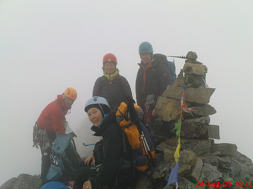 Uranostinden 2157. Arne, Astrid, Susanne og Pål ved varden som var Sherpa-pyntet!