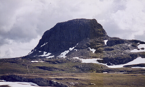 Hårteigen ruver i landskapet. Foto fra nord