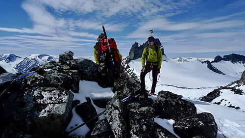 Morten og Dennis på Ymelstinden S1. Skardstinden med Nåle mot høyre